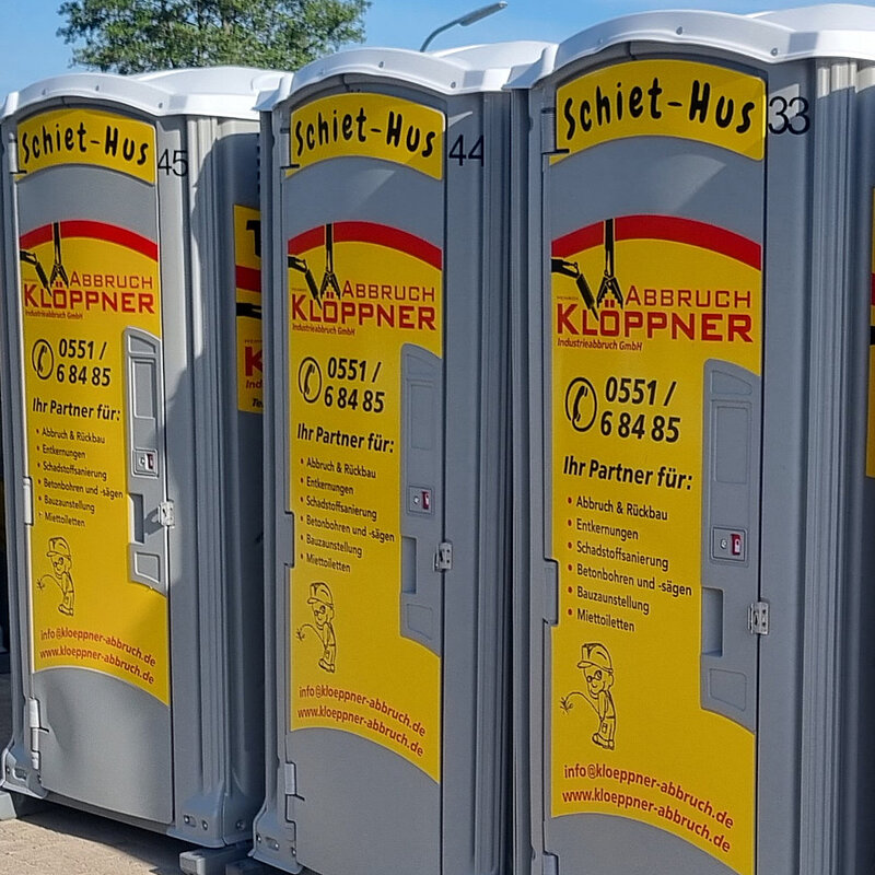 Drei Miettoiletten von Klöppner nebeneinander aufgereiht