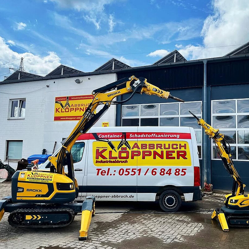 Klöppner Transporter und Bagger vor dem Klöppner Firmengebäude
