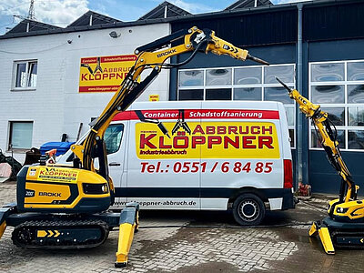 Klöppner Transporter und Bagger vor dem Klöppner Firmengebäude