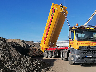 Klöppner LKW lädt Erde ab