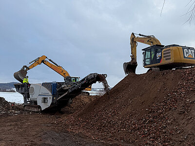 Bagger bei Recycling-Arbeiten