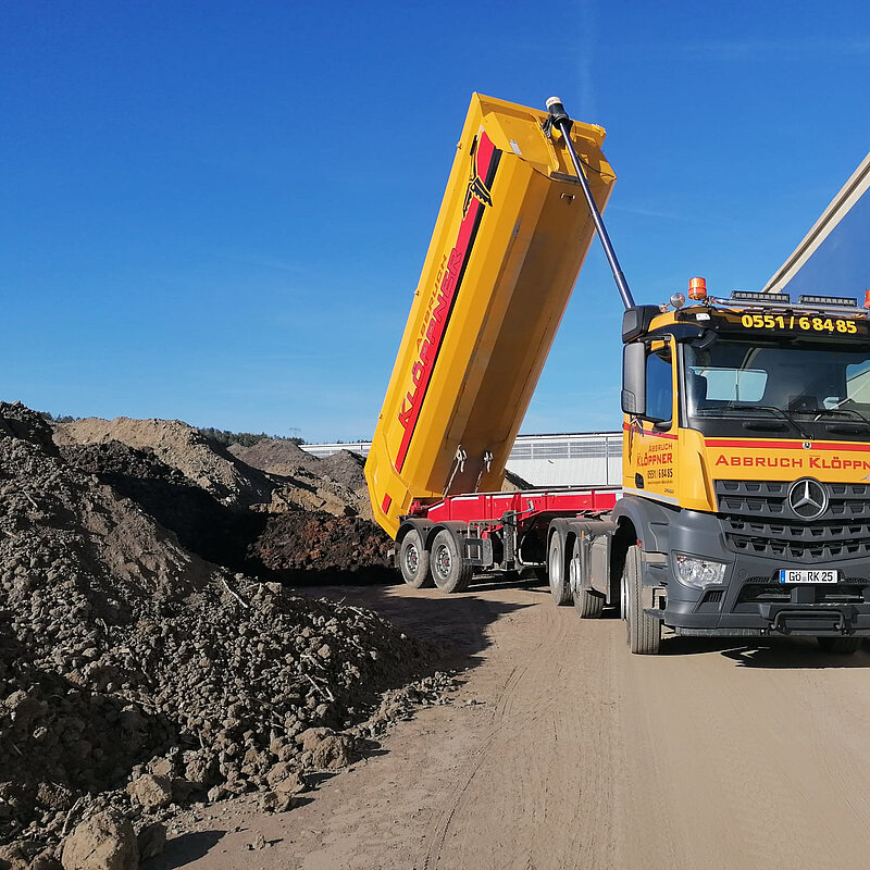 Klöppner LKW lädt Erde ab