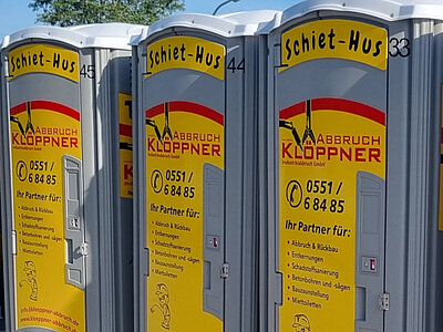 Drei Miettoiletten von Klöppner nebeneinander aufgereiht