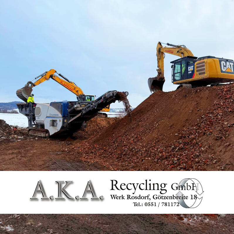 Bagger bei Recyclingarbeiten, auf dem Bild ist das Logo A.K.A. Recyclingwerk Rosdorf integriert