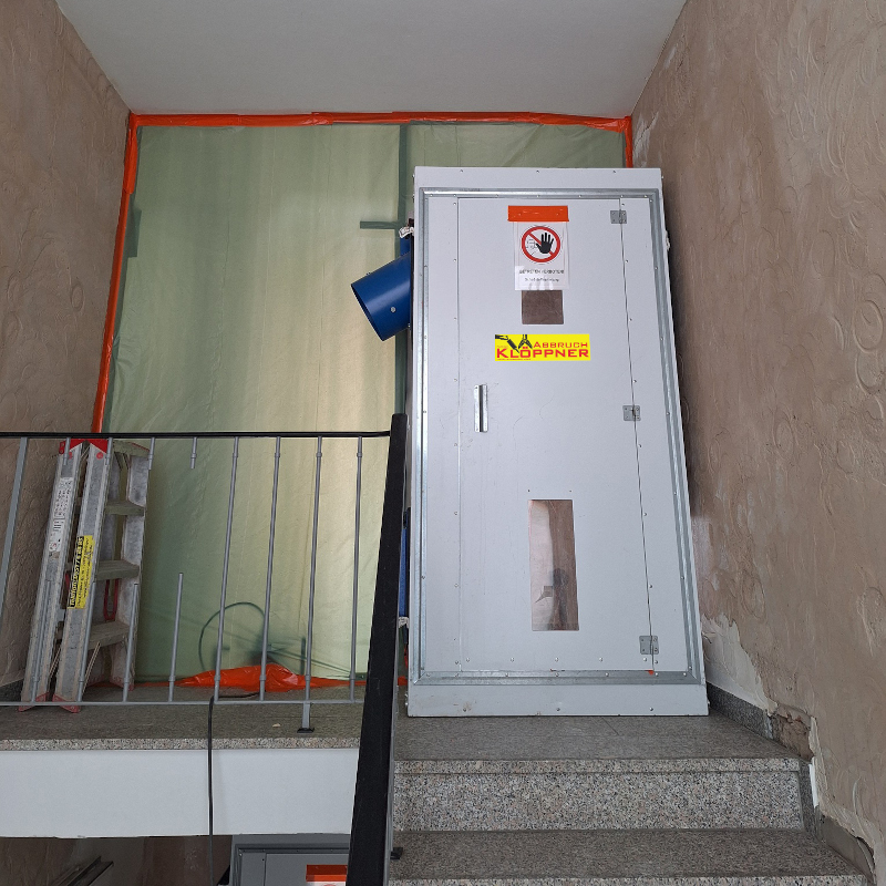 Hauseingang im Treppenhaus, der mit Schutzfolie zugehangen ist